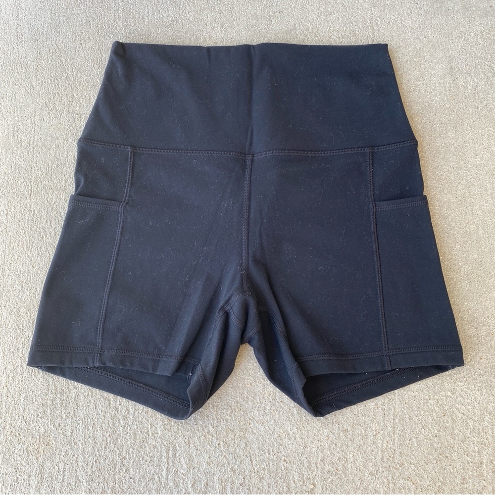 HeyNuts Women's Black High-Waisted Biker Yoga Shorts With Pockets Small